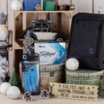 Golfa dāvanu komplekts - Footjoy Spectrum cimdi, ducis Titleist Velocity bumbiņu, Footjoy apavu soma, koka plāksnīte.